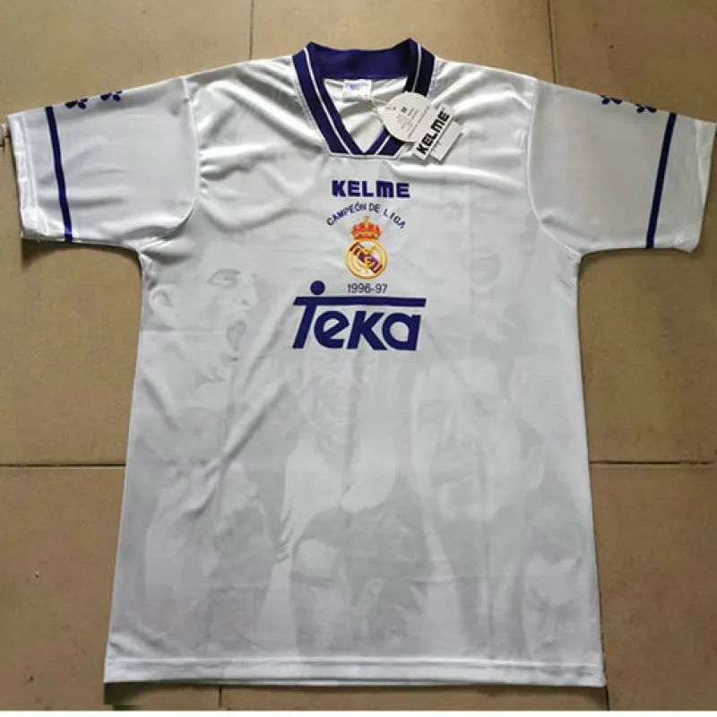 Maillot rétro du Real Madrid 1996/97 pour la Ligue des Champions - Blanc