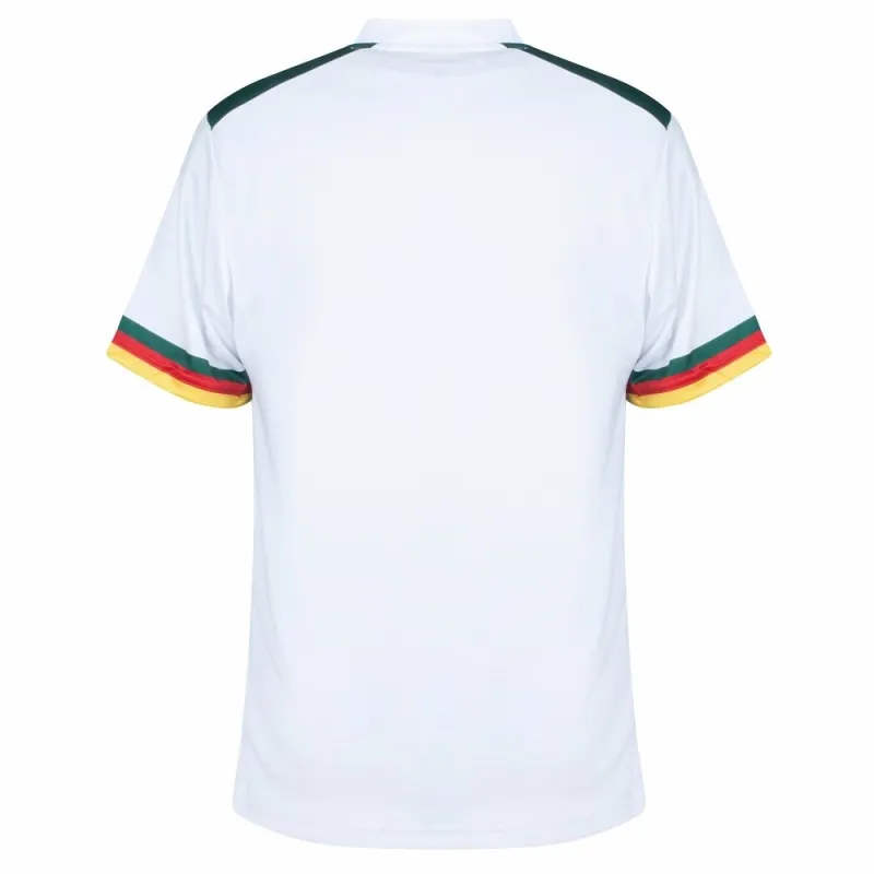 Das Auswärtstrikot der camerunesischen Nationalmannschaft bei der Weltmeisterschaft 2022, weiß.