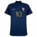 Il set di maglia infantile della squadra nazionale francese di Kylian Mbappé per la Coppa del mondo 2022 in casa - Blu