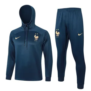 Die kapuzenhaltige Sportkleidung und die Hosen der französischen Nationalmannschaft für die Saison 2024/25 - hellblau