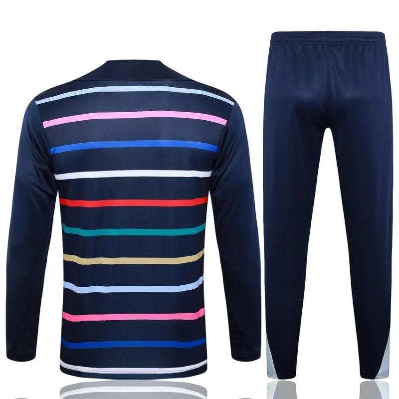 El traje deportivo y los pantalones de la selección nacional francesa para la temporada 2024/25 - con patrones azules