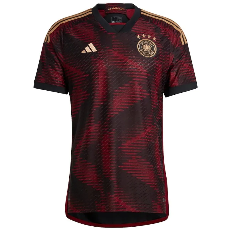 Das Auswärtstrikot in Spielerversion der deutschen Nationalmannschaft für die FIFA Weltmeisterschaft 2022 - Rot und Schwarz
